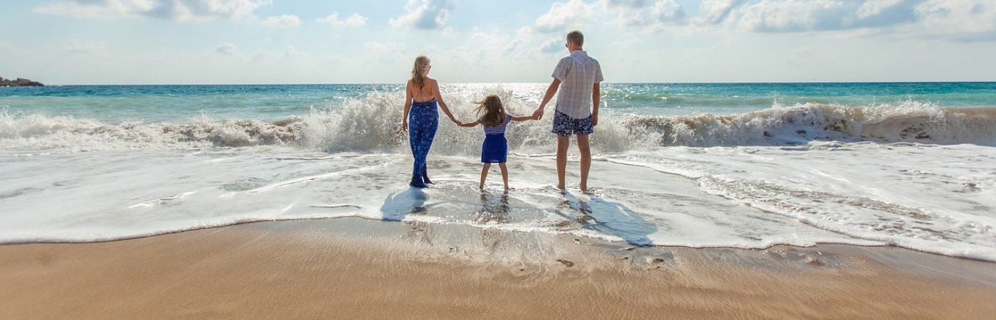 Eine Familie genießt das Salzwasser